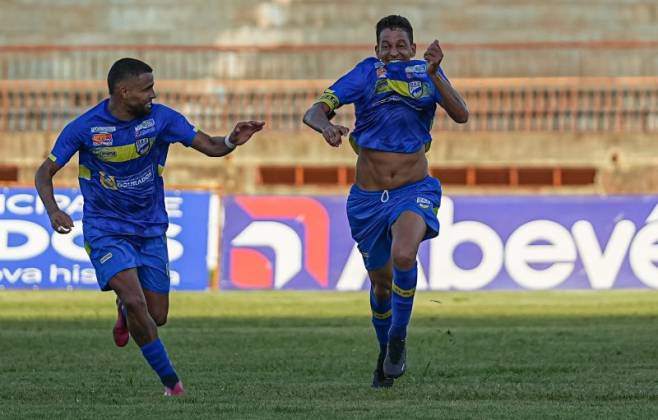 Thiago Moura perdeu um p&ecirc;nalti e se redimiu com gol de falta nos acr&eacute;scimos (Foto: Marcelo Berton)