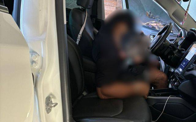 Homem foi baleado dentro do carro; Foto: Ligado Na Reda&ccedil;&atilde;o