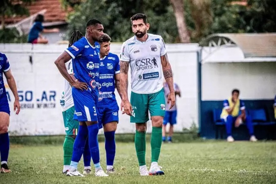 Jogagadores de Aquidauanense e Novo no estádio Noroeste - Foto: @eduardofotoms 