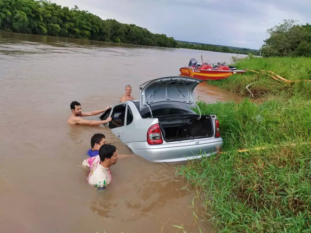  O carro foi localizado por uma equipe do Corpo de Bombeiros da cidade (Foto:Sidney Assis) 