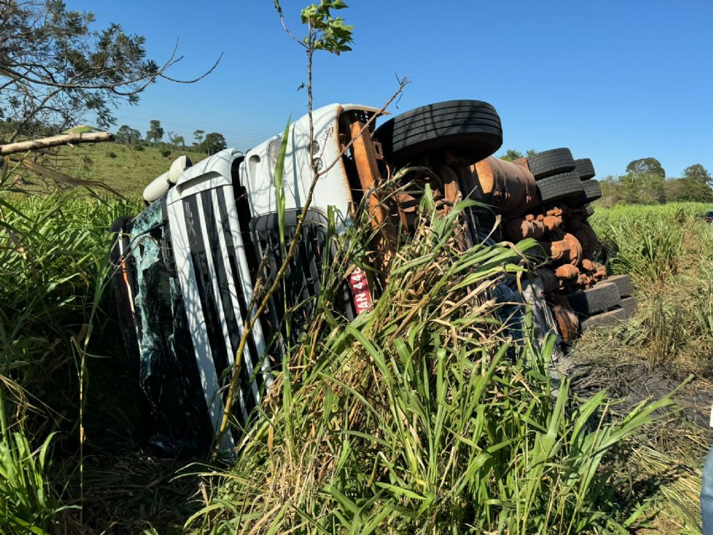 Carreta tombada na MS-276 / Imagens: Jornal da Nova