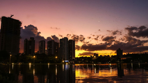 Pôr do sol em Campo Grande durante onda de calor (Foto: Henrique Arakaki, Jornal Midiamax)