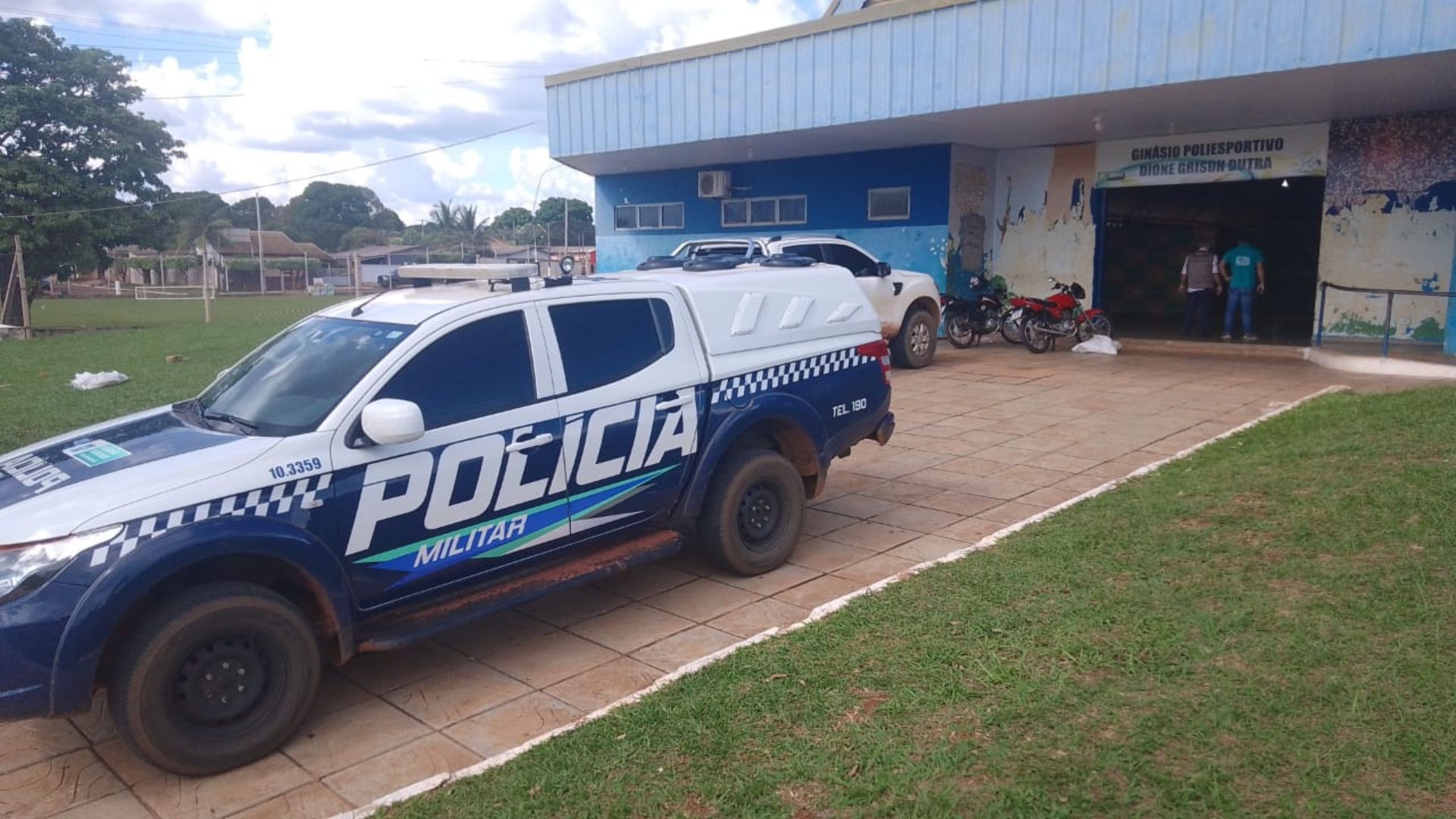 Assassinatos ocorreram no ginásio municipal, ao lado de uma creche. (Foto: Reginaldo Alves, REC FM)