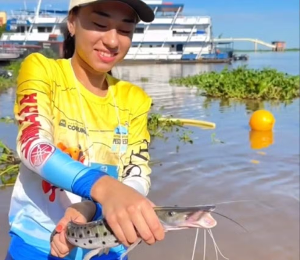 Participante com um dos 347 exemplares de peixe pescados drurante o Festiival de Pesca de Corumbá; este é um pintado - Foto: @fipeccorumba