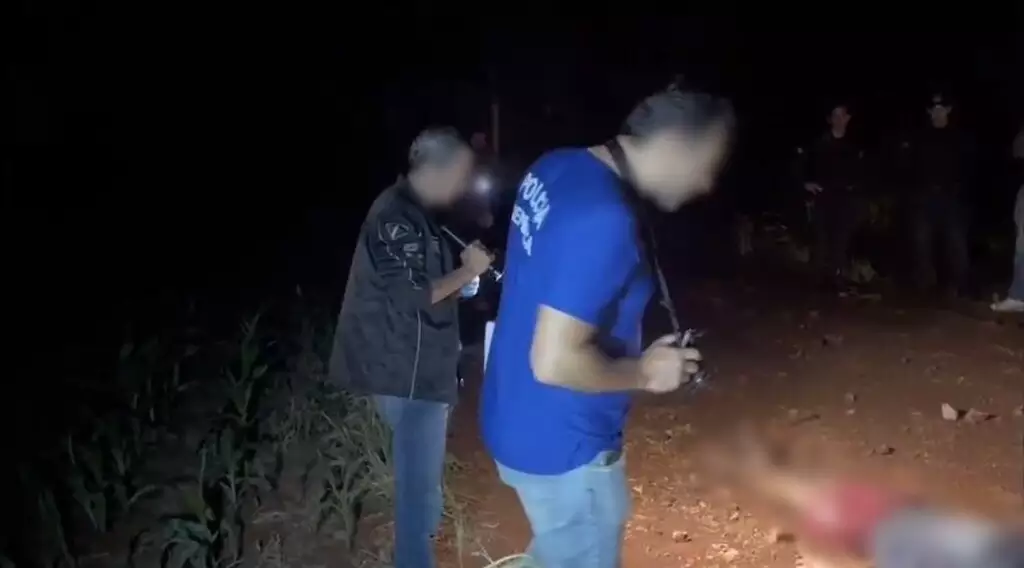 Peritos e corpo da vítima encontrada em estrada de Rio Brilhante. 