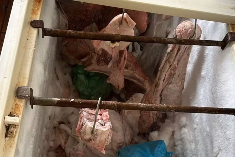 Carne foi apreendida em estabelecimento de Anhanduí. - Foto: PCMS/Reprodução