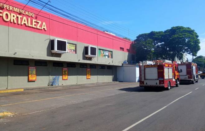 Equipe do Corpo de Bombeiros combateu inc&ecirc;ndio que come&ccedil;ou na padaria - Fotos: Clezer Gomes/Dourados Digital