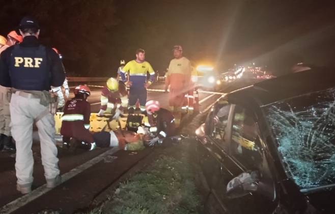 Com a batida, o carro parou dentro da valeta de &aacute;gua; Foto: Leandro Hosback/Ligado Na Noticia