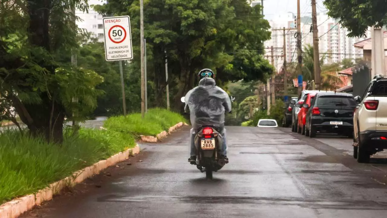 Tempo chuvoso em Campo Grande (Foto: Nathalia Alcântara/Jornal Midiamax)