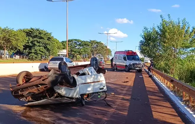 Esposo da v&iacute;tima, que conduzia o ve&iacute;culo, est&aacute; em est&aacute; em estado de choque no local - Cr&eacute;dito: Osvaldo Duarte/Dourados News