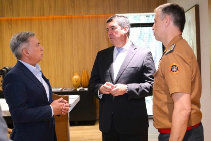 Governador, secretário de segurança e comandante dos Bombeiros estão em contato com o Rio Grande do Sul (Foto: Saul Schramm)