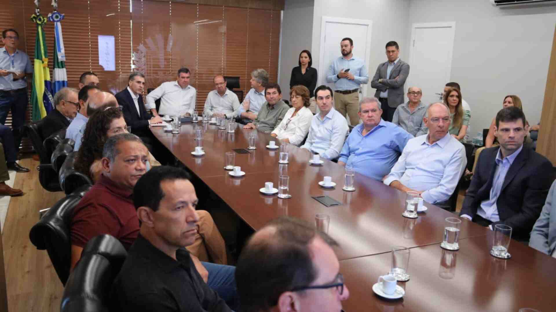 Documento foi entregue em reunião nesta sexta-feira (10). (Saul Schramm, Gov MS)