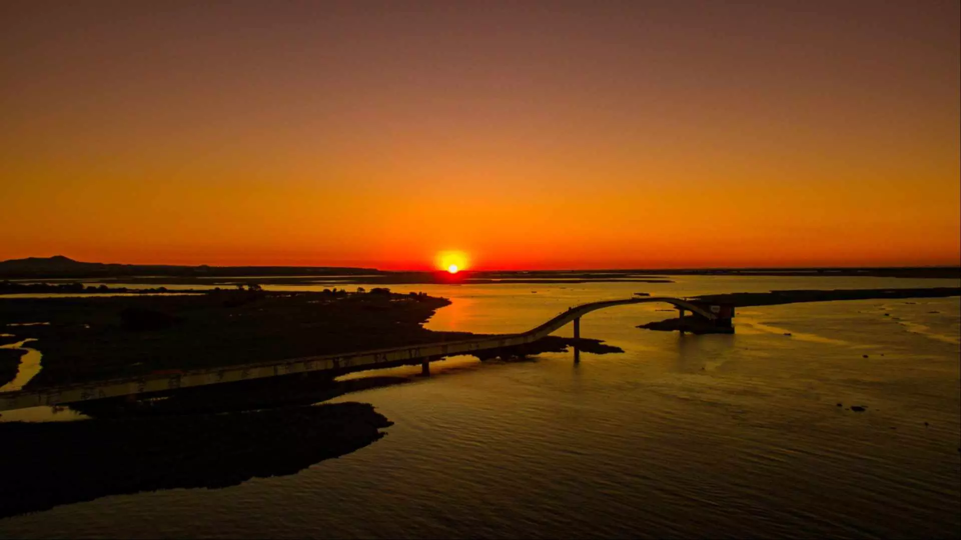 Pôr do sol ao horizonte do Rio Paraguai, em Corumbá (Marcos Ermínio, Midiamax)