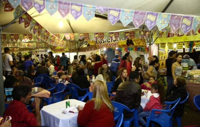 Em 2023 a festa contou com 30 barracas de comidas t&iacute;picas (Foto: Arquivo/Assecom)