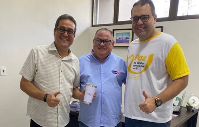 O vereador Cemar Arnal e o prefeito Alan Guedes com Ant&ocirc;nio de Oliveira Santos, s&oacute;cio-propriet&aacute;rio da Steribio