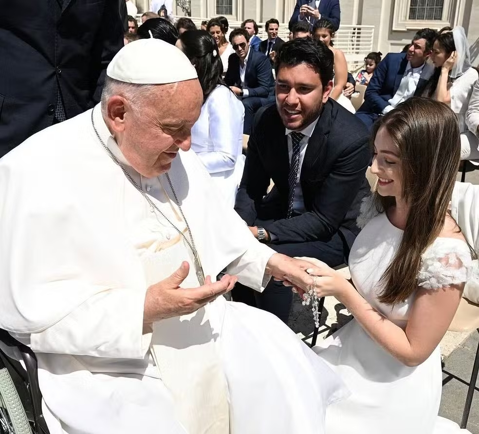 Papa abençoa o casal, em Roma, na Itália - Foto: Alana Scheid Rossato/Redes Sociais