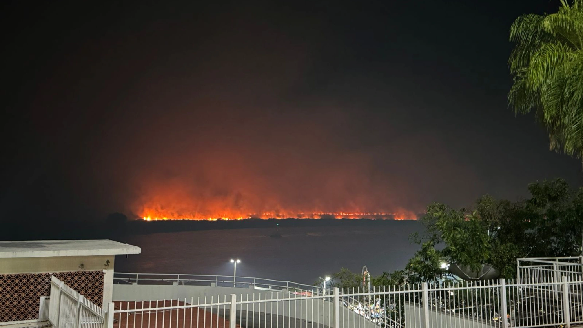 Registro de foco de incêndio na noite de sexta-feira (21) (Foto: Fala Povo, Midiamax)