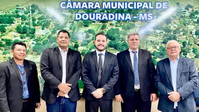 Membros da Mesa Diretora da Câmara de Vereados avaliam afastar o prefeito de Douradina - Foto: reprodução