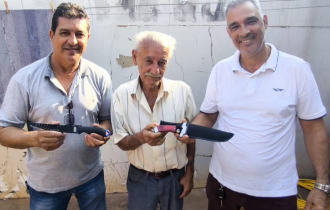 Luiz Jo&atilde;o entre os 'guerreiros' que salvaram sua vida e a dos dois netos; Foto: Arquivo Pessoal