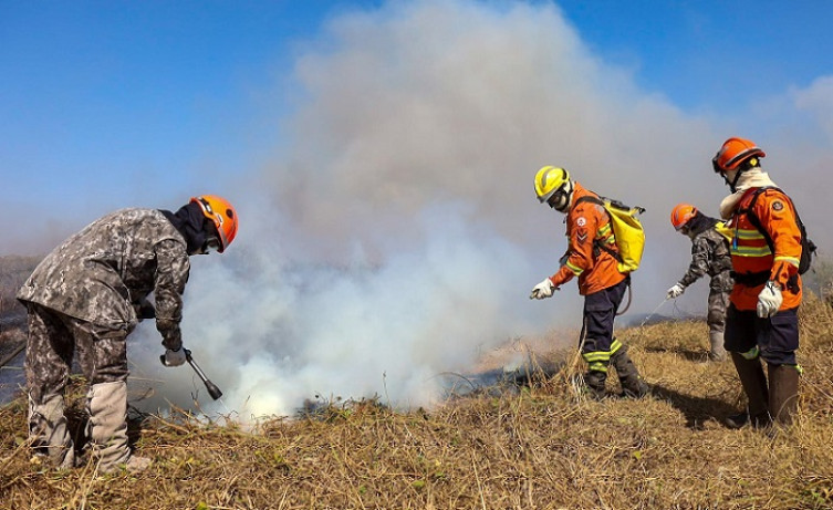 Combate ao fogo segue em seis pontos de Corumbá