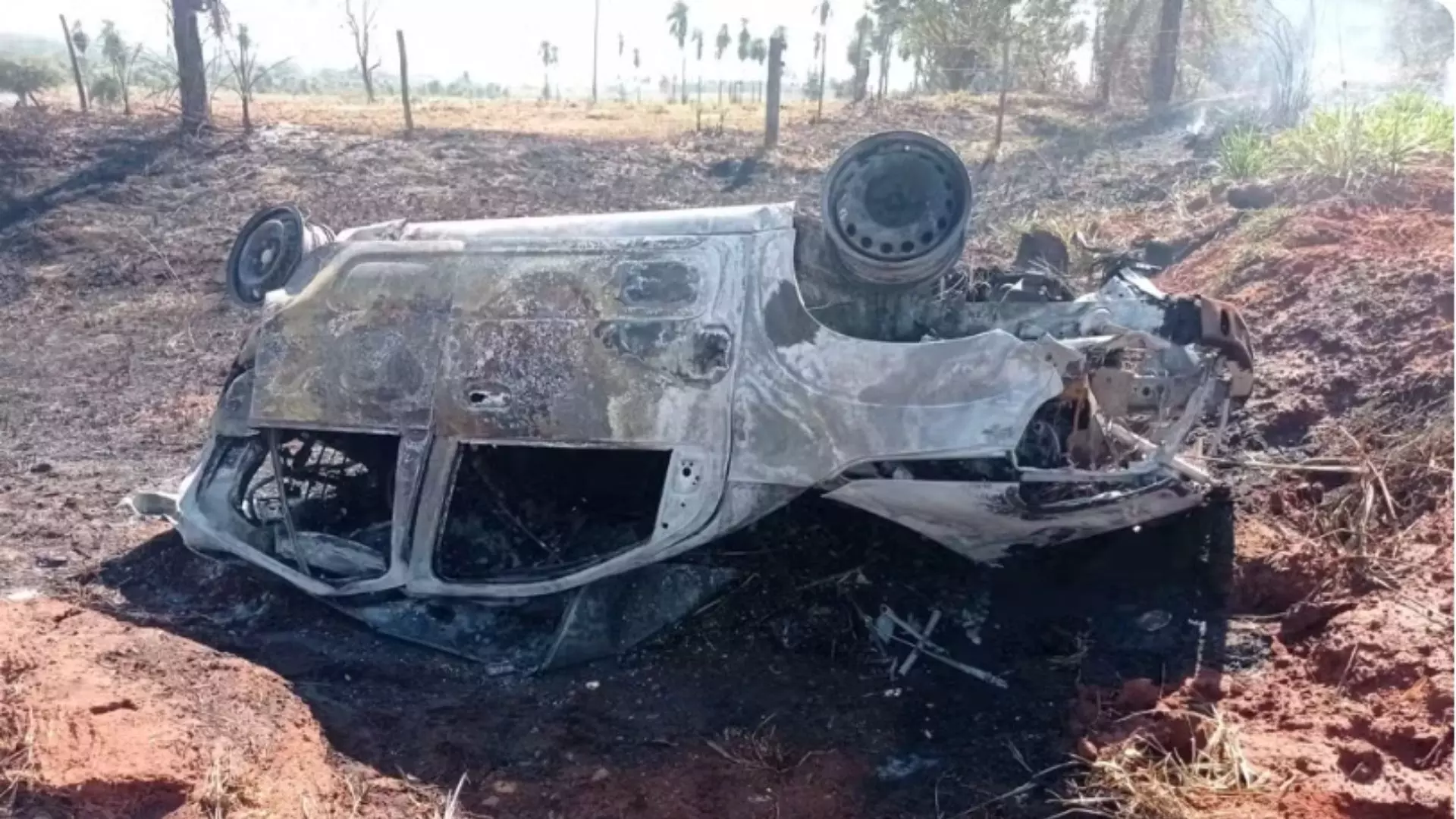 Veículo foi destruído pelo fogo após capotar. (Divulgação)