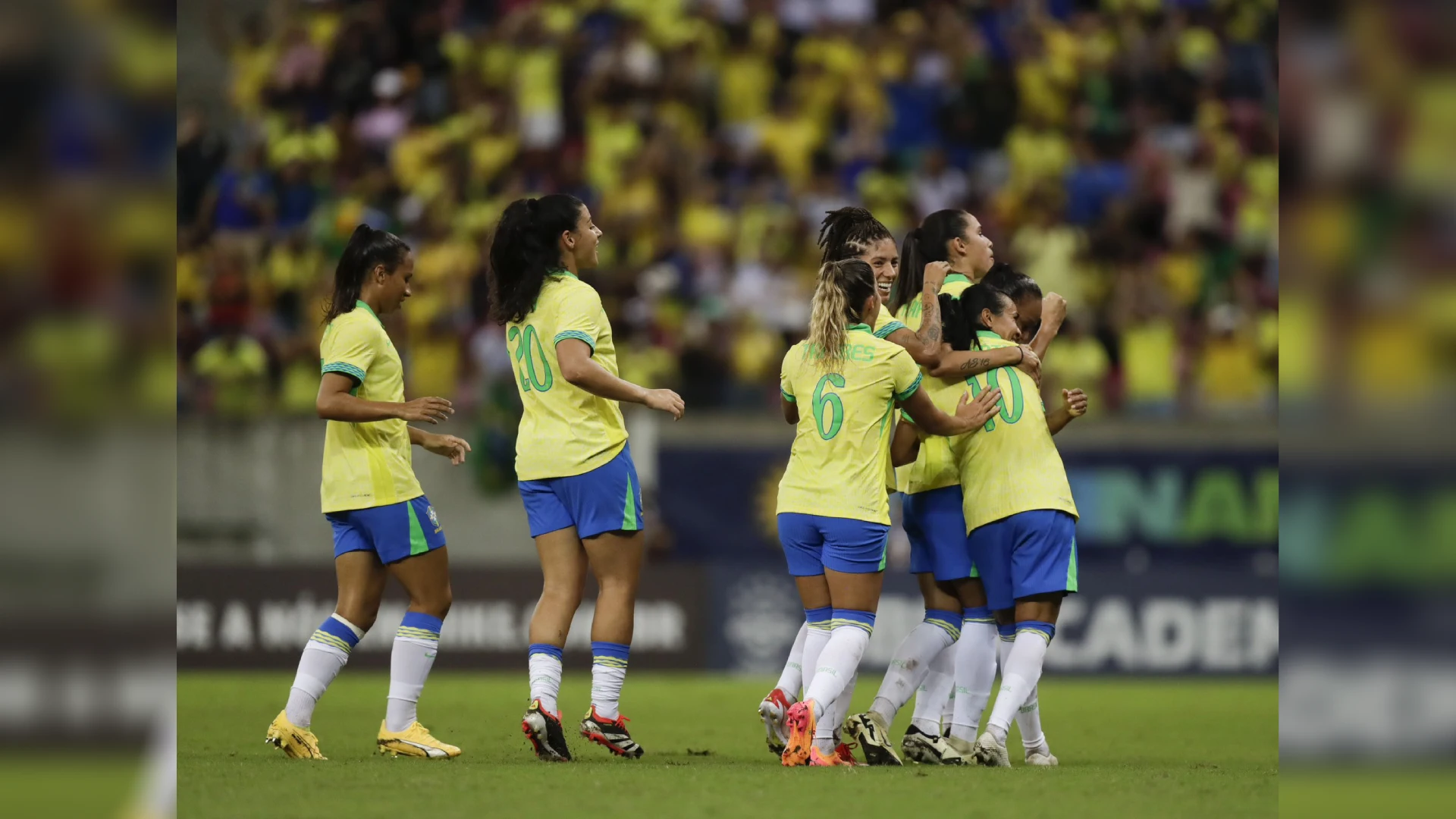 Seleção chega a Paris renovada, mas com presença de Martha (Foto: CBF)