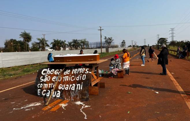 Ind&iacute;genas prometem fazer o enterro no meio da pista; Fotos: Sidnei Bronka/Ligado Na Not&iacute;cia