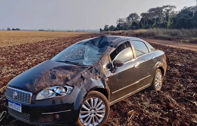 Fiat Linea capotou em estrada de terra e parou em &aacute;rea de lavoura (Foto: Leandro Holsbach)