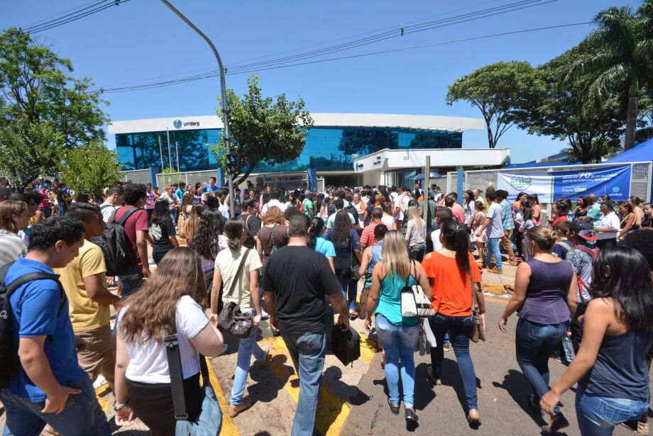 Uniderp lotada de candidatos no dia de prova - Paulo Ribas/Arquivo/Correio do Estado