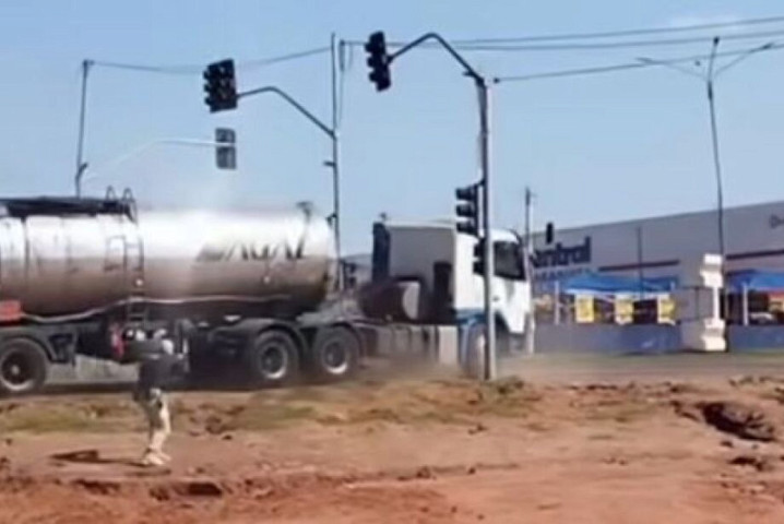 Agente da PRF dispara tiros contra caminhoneiro bêbado que não respeitou ordem de parada - Foto: Reprodução