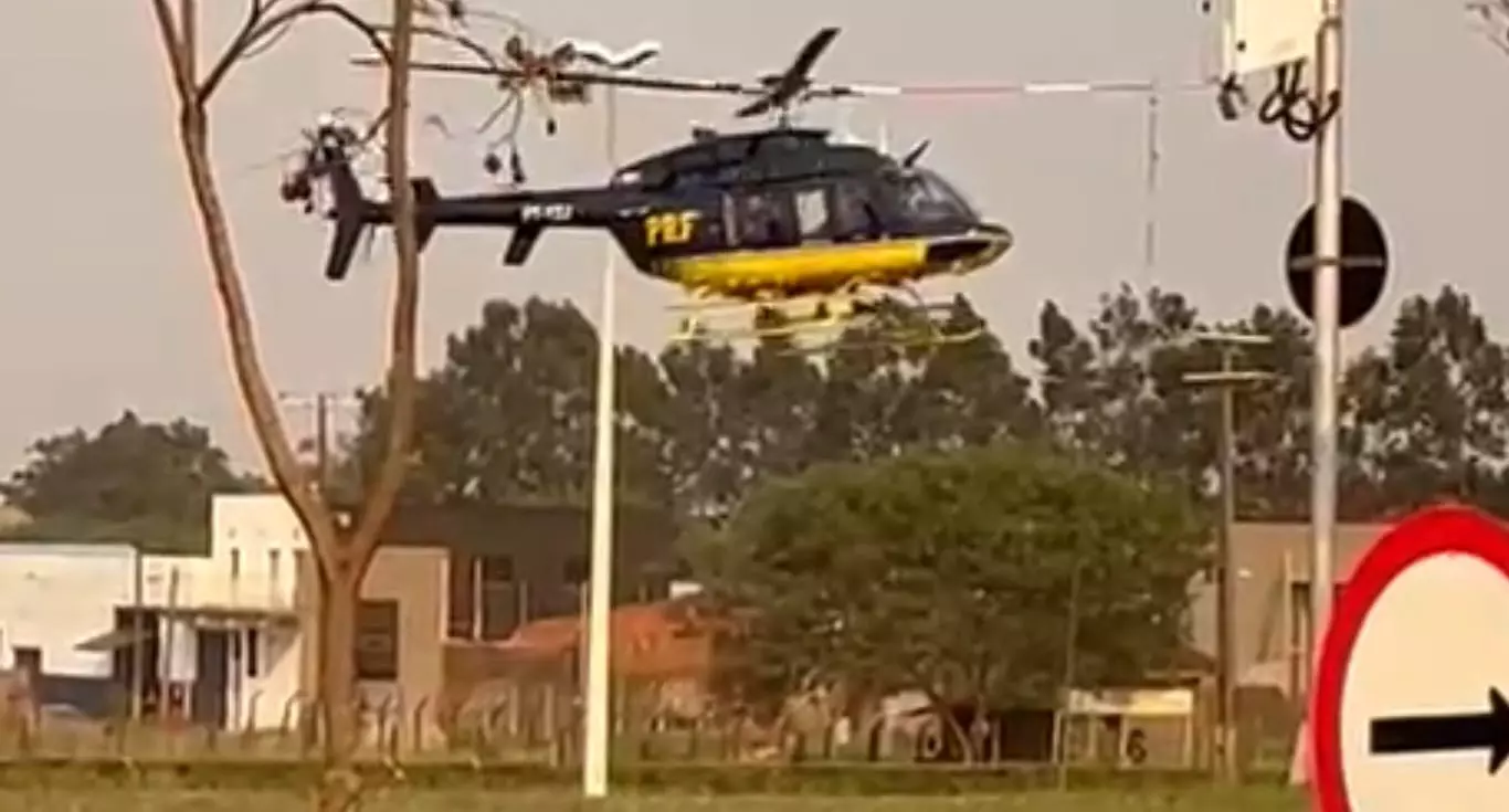 Aeronave pousou na rotatória (Foto: reprodução, PRF)