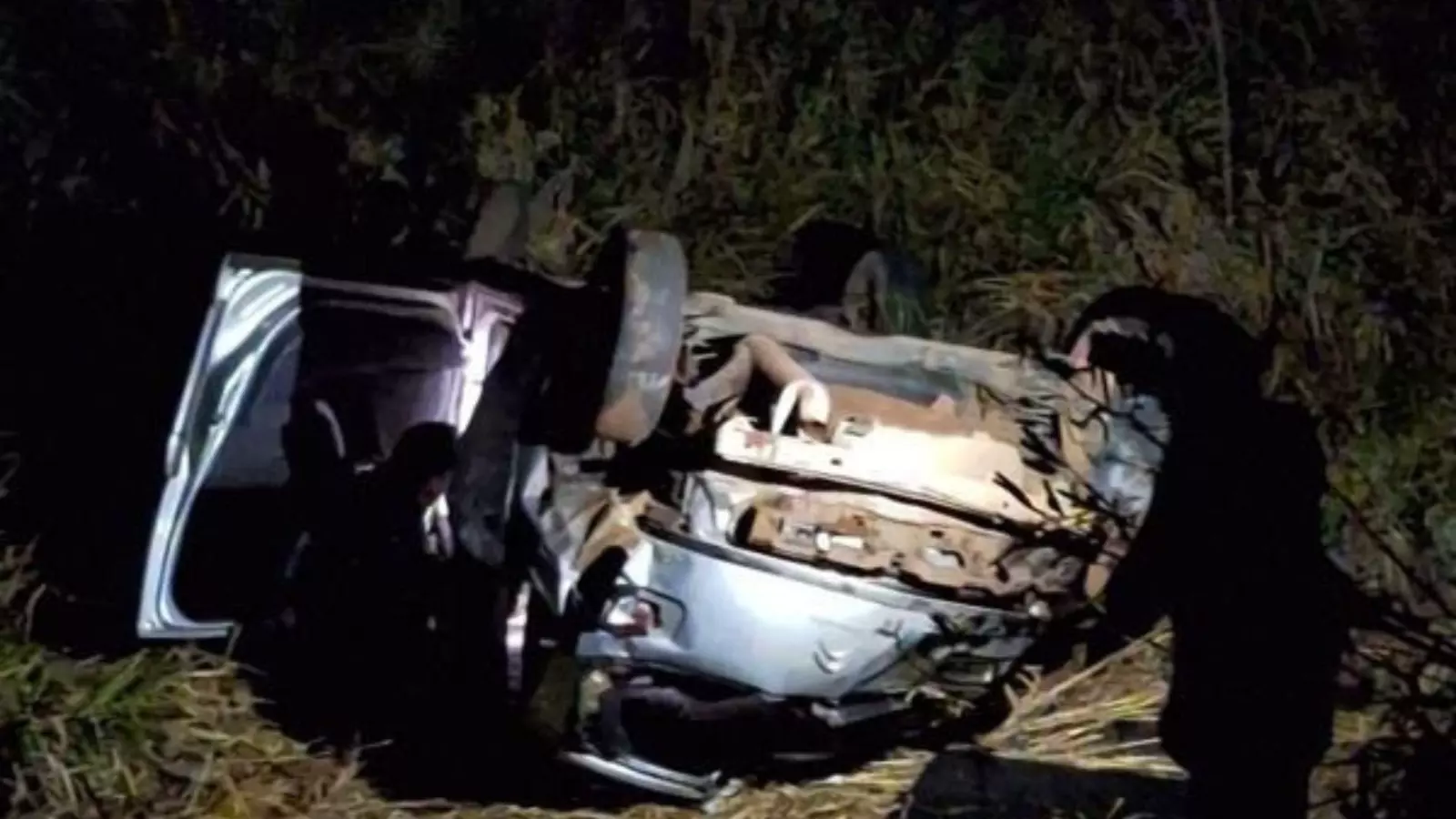 Carro parou às margens da rodovia - (Foto: Reprodução)