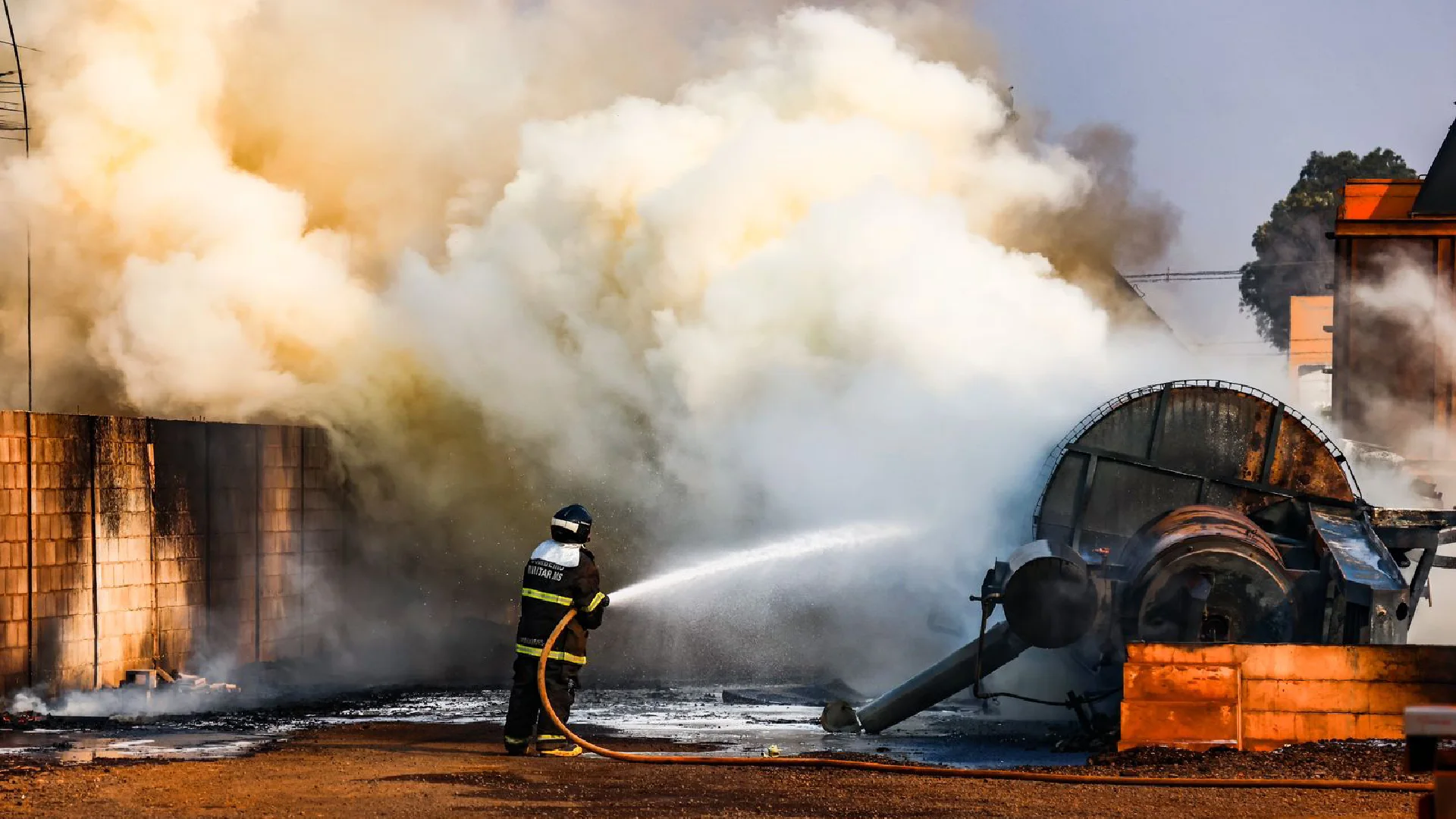 Trabalho do Corpo dos Bombeiros de contenção às chamas (Foto: Henrique Arakaki, Midiamax)