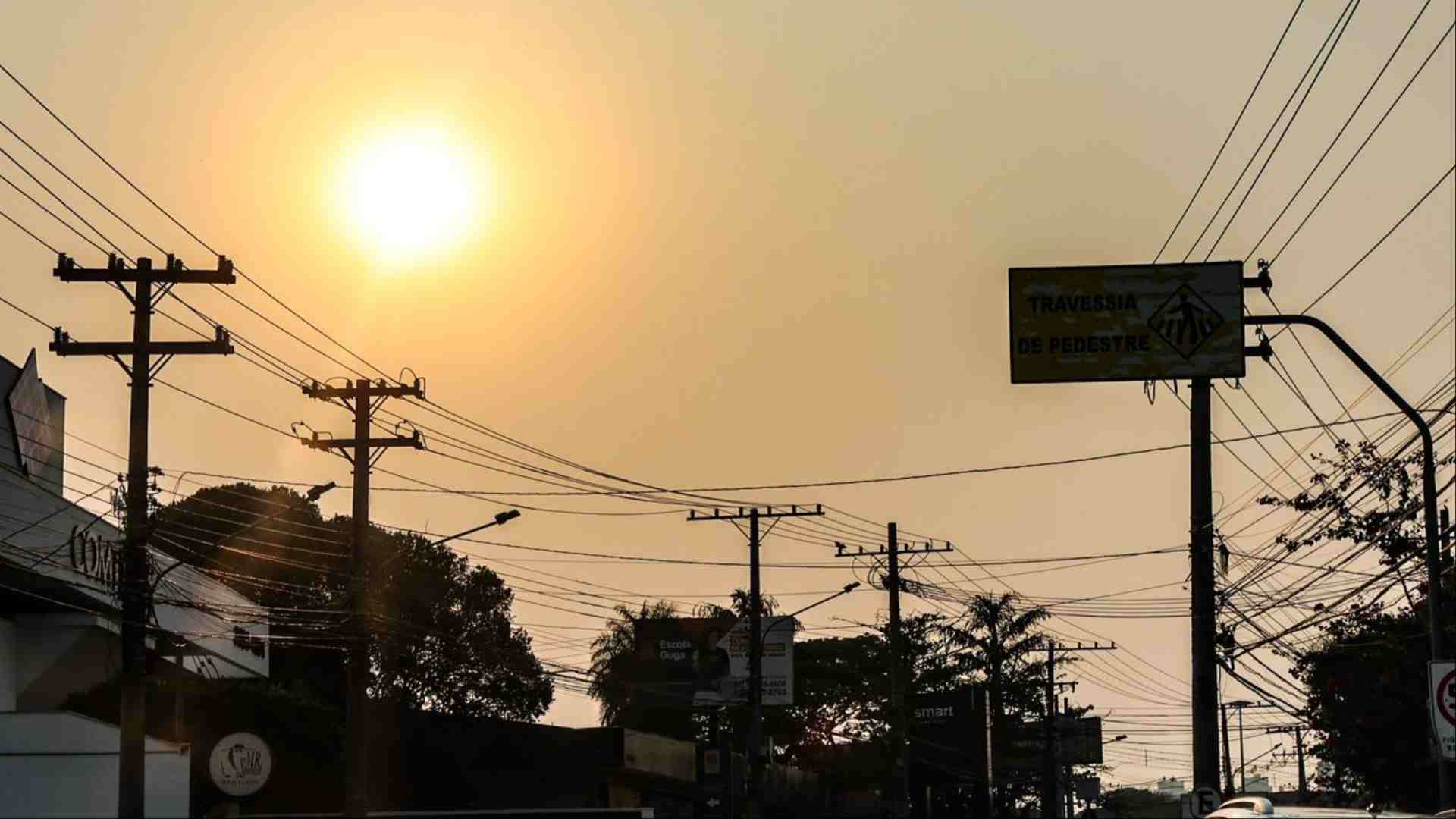 Sol intenso e fumaça em Campo Grande (Henrique Arakaki, Midiamax)