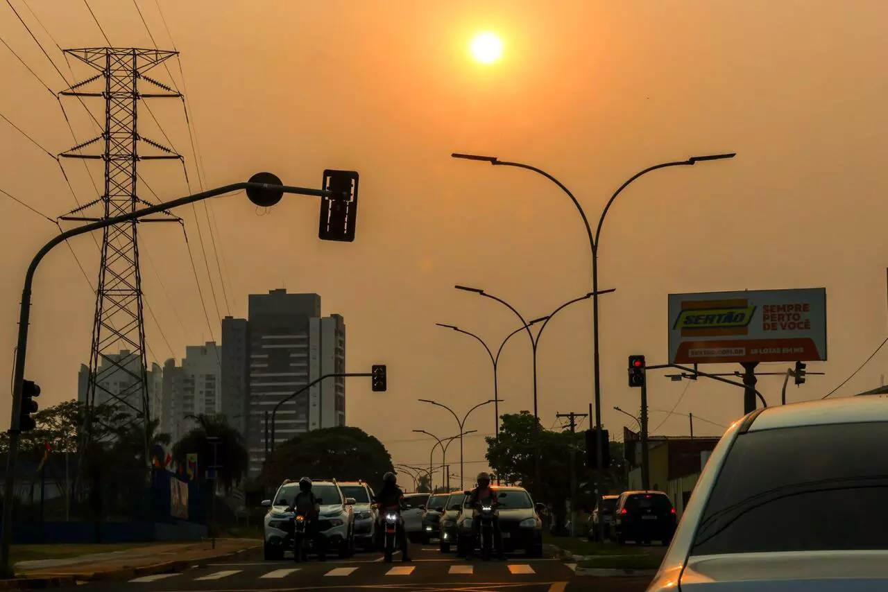 Sol e fumaça em Campo Grande (Ana Laura Menegat, Midiamax)