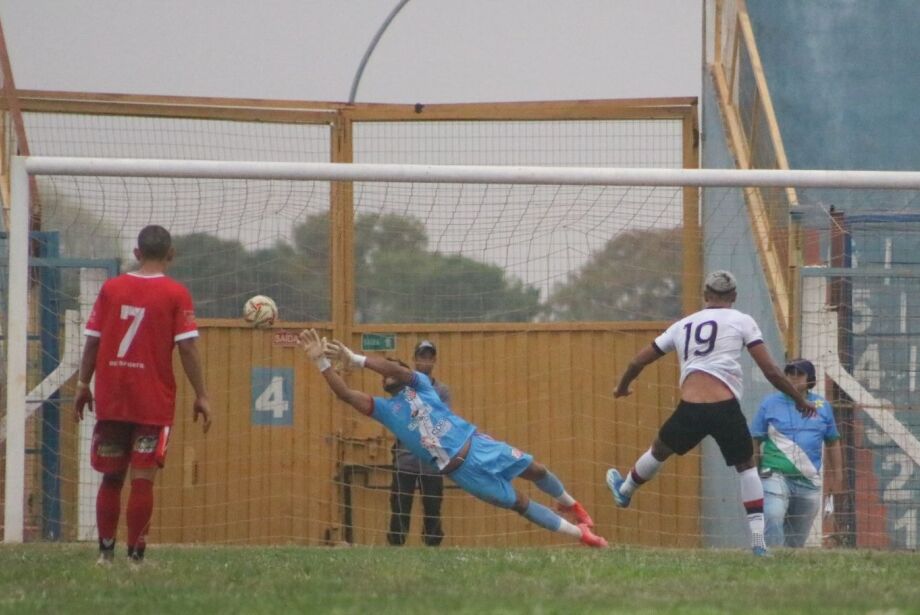 Amarildo (19) cobra pênalti para marcar o segundo gol do Águia Negra no Jacques da Luz - Foto: Rodrigo Moreira/FFMS