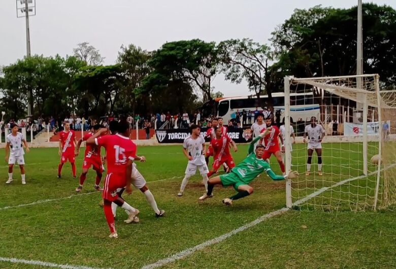 De cabeça, Donato (15) ganha pelo alto e manda a bola para as redes do gol de Otávio para marcar o gol da virada colorada - Crédito: (Endrigo Zotelli/FFMS)