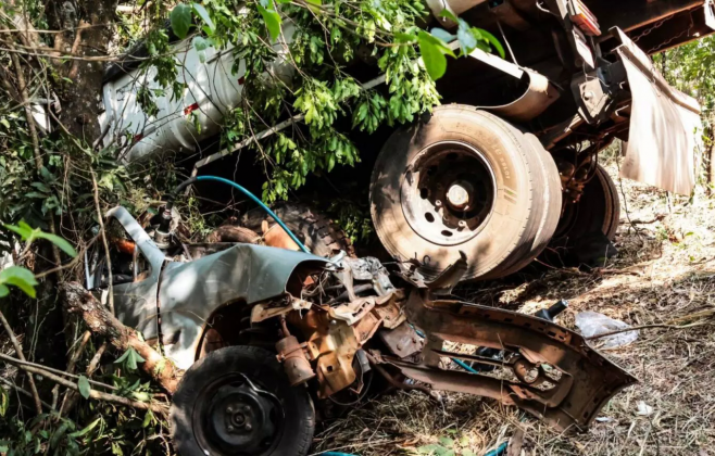 Ve&iacute;culo ficou destru&iacute;do (Foto: Henrique Arakaki, Midiamax)