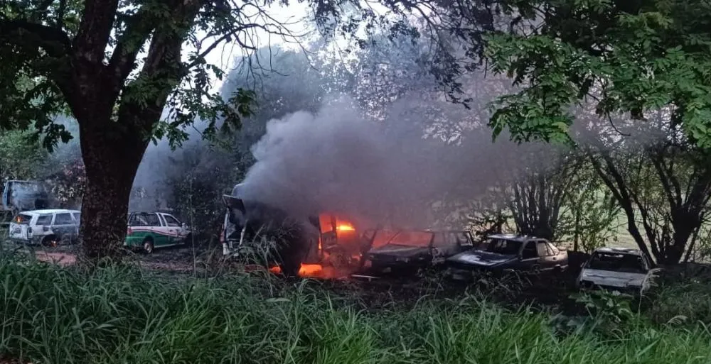 Entre os veículos, uma ambulância foi totalmente consumida pelas chamas, além de um caminhão e três carros de passeio. - Foto: Elenize Oliveira/Cenário MS