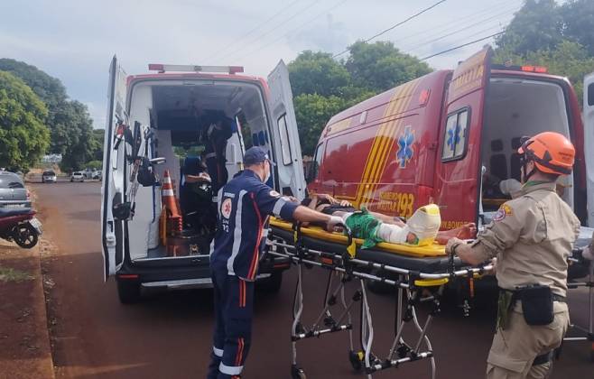 Mulher foi socorrida em estado grave para o Hospital da Vida (Fotos: Leandro Holsbach)