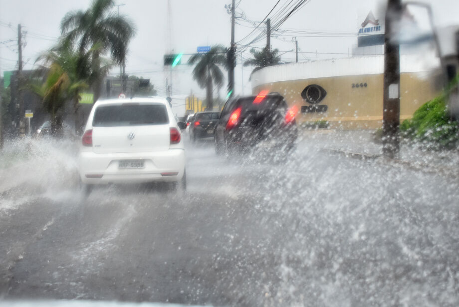 Campo Grande 'debaixo de chuva' neste domingo de ENEM. - GERSON OLIVEIRA