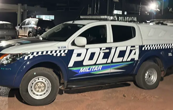 Viatura PM em frente &agrave; delegacia de pol&iacute;cia