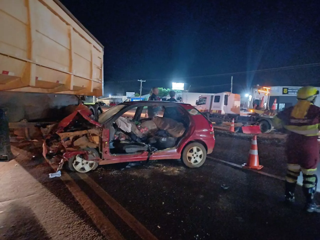 Motorista ficou preso nas ferragens do carro que ficou destruído (Midiamax)