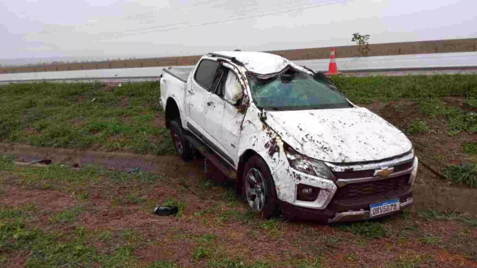 Veículo capotou após aquaplanar na pista. (Reprodução)