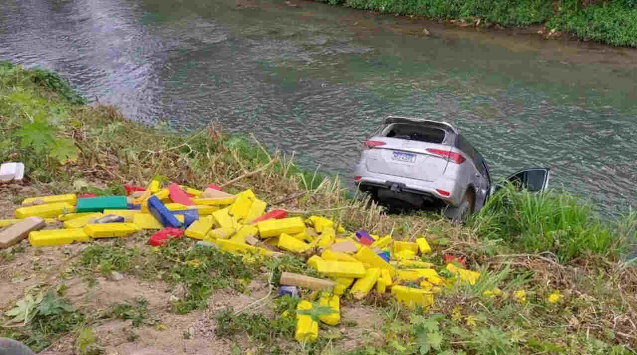 Traficantes perderam controle do veículo (Foto: reprodução, PMPR)