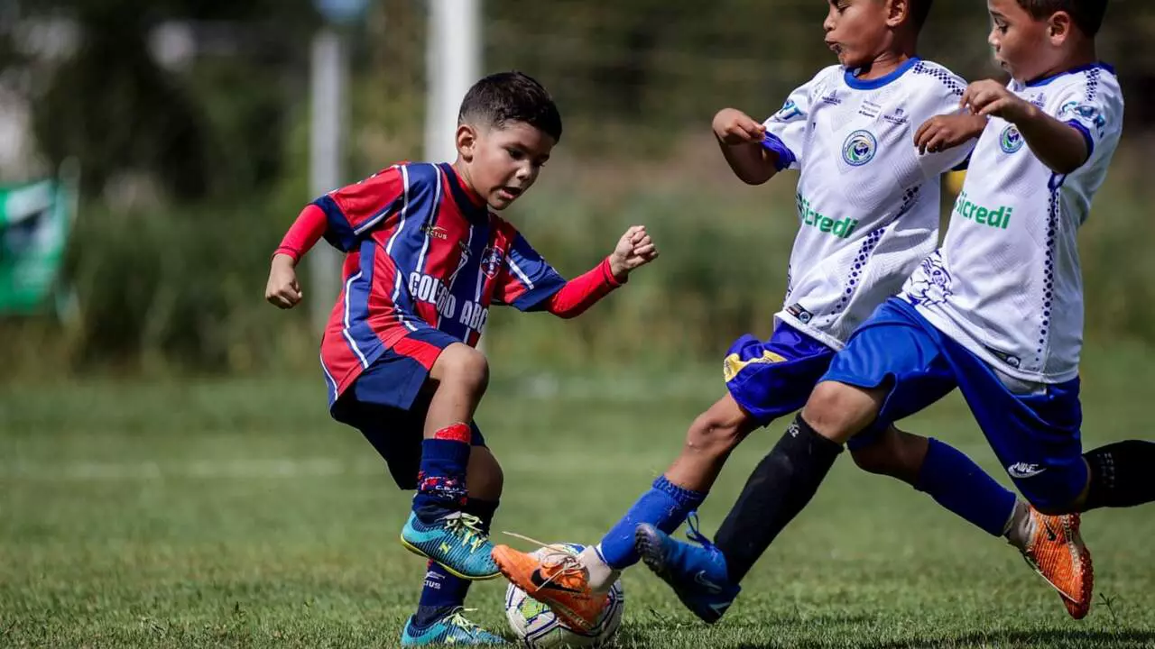 Lucas joga no campo e nas quadras (Divulgação)