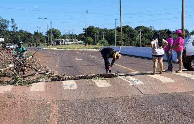 Rodovia bloqueada nesta manh&atilde;