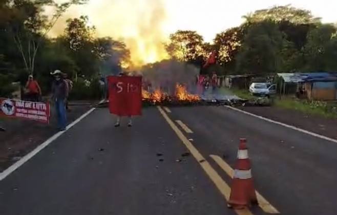 Rodovia est&aacute; bloqueada desde o amanhecer