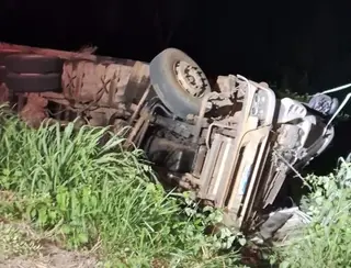 Caminhão com mais de 100 bois tomba na BR-267 e condutor morre em Caracol