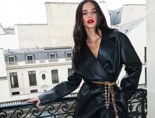 Bruna Marquezine faz sucesso na Semana de Moda em Paris com sobretudo de couro preto; veja fotos